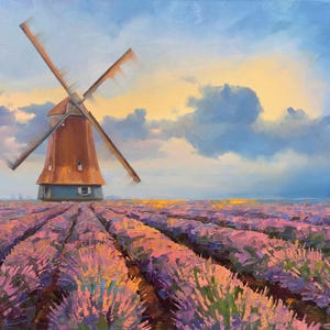 Puede incluir: Pintura al óleo de un molino de viento en un campo de lavanda bajo un cielo nublado. El molino de viento tiene aspas marrones y un cuerpo marrón rojizo. El campo de lavanda está en plena floración, con hileras de flores moradas. El cielo es azul con nubes amarillas y blancas.