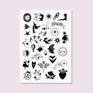 Puede incluir: Una hoja blanca con varias ilustraciones negras. Los diseños incluyen estrellas, animales, cuerpos celestes y otros símbolos místicos. Las ilustraciones son de estilo minimalista, con líneas limpias y una estética consistente.