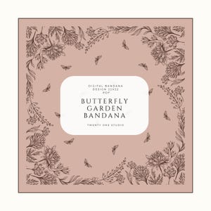 Puede incluir: Un pañuelo cuadrado, diseñado digitalmente, con un estampado de mariposas y flores. El pañuelo es de color rosa polvoriento con un cuadro de texto rectangular blanco en el centro que dice "Butterfly Garden Bandana". El pañuelo mide 56 x 56 cm.