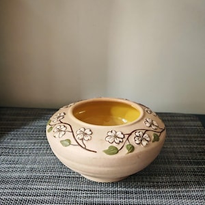 Vintage Pigeon Forge Keramik Dogwood Skål, Gul Glasyr Invändig Tennessee Handgjord Skål