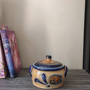 手作りのスタジオ陶器製ストーンウェアポット（蓋付き）、素朴なホームデコレーション
