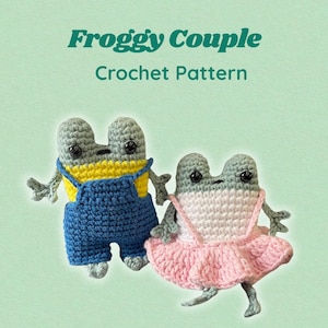 Könnte beinhalten: Zwei gehäkelte graue Frösche mit schwarzen Perlenaugen. Ein Frosch trägt eine blaue Latzhose über einem gelben Oberteil, der andere ein rosa Kleid über einem weißen Oberteil. Text: Froggy Couple Crochet Pattern und jins.crochetory.