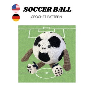 Könnte beinhalten: Ein gehäkelter Fußball als Spielzeug mit schwarz-weißem Fünfeckmuster, einem lächelnden Gesicht, zwei braunen Armen und zwei weißen Schuhen mit schwarzen Details. Der Text SOCCER BALL CROCHET PATTERN steht darüber, jins.crochetory am unteren Rand.