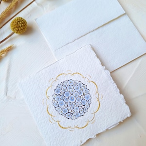 Carte d'anniversaire unique Art miniature floral peinture originale or et bleu lavande marguerite aquarelle fleur à la main ouverte lorsque l'enveloppe
