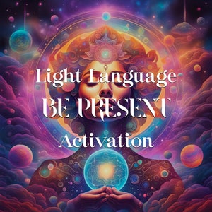 Może przedstawiać: Kolorowy, abstrakcyjny obraz z twarzą kobiety w centrum. Kobieta jest otoczona wirującymi kolorami i gwiazdami. Tekst "Light Language BE PRESENT Activation" jest napisany białymi literami na obrazie.