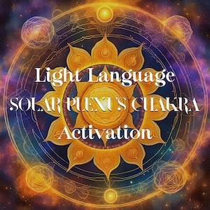 Puede incluir: Ilustración digital de un mandala dorado con un diseño floral central y patrones geométricos intrincados. El texto "Light Language SOLAR PLEXUS CHAKRA Activation" está superpuesto en blanco, sobre un fondo cósmico similar a una nebulosa.