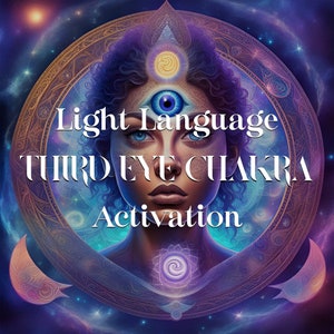 Op de afbeelding: Digitale illustratie van een vrouw met een derde oog, omringd door hemelse elementen. De afbeelding bevat de tekst "Light Language THIRD EYE CHAKRA Activation" in een gestileerd lettertype, tegen een kosmische achtergrond met wervelende kleuren.