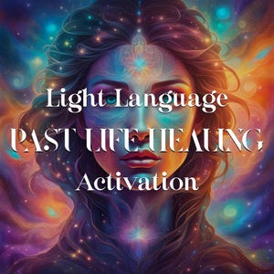Può includere: Un'immagine digitale di una donna con lunghi capelli castani. La donna ha un'aura colorata e brillante intorno a lei. Il testo "Light Language Past Life Healing Activation" è sovrapposto all'immagine.