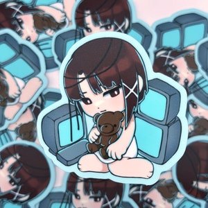 Puede incluir: Una pegatina con un personaje de estilo anime con cabello castaño, sosteniendo un pequeño oso de peluche marrón. El personaje está sentado frente a dos monitores de computadora azul claro. La pegatina tiene un borde azul claro y está rodeada de pegatinas similares.
