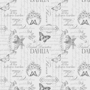 Könnte beinhalten: Ein hellgraues nahtloses Muster mit Schmetterlingen, Blumenkränzen und botanischem Text. Das Design enthält die Wörter "Dahlia", "Blooms" und "Botanica" in einem Vintage-Stil, wodurch eine romantische und elegante Ästhetik entsteht.