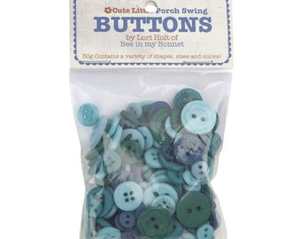Może przedstawiać: Przezroczysta plastikowa torba wypełniona guzikami w różnych odcieniach niebieskiego i zielonego. Na torbie znajduje się etykieta z napisem "BUTTONS" i "Cute Litt... Porch Swing" oraz "by Lori Holt of Bee in my Bonnet". Etykieta wskazuje również, że torba zawiera 30g guzików.