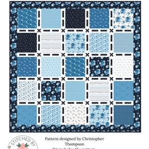 Peut inclure: Un kit de courtepointe Blue Threads, dimensions finies 151 cm x 151 cm. La courtepointe présente un motif patchwork avec divers motifs bleus, y compris des imprimés floraux et géométriques. Le kit comprend le patron et le tissu de la ligne "Blue Blooms and Thread" de Riley Blake.