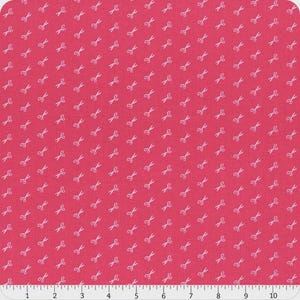 Op de afbeelding: Felroze stof met een herhalend patroon van kleine witte scharen. De scharen zijn gelijkmatig verdeeld over het materiaal, wat een visueel aantrekkelijk ontwerp creëert. Geschikt voor naai- en knutselprojecten.