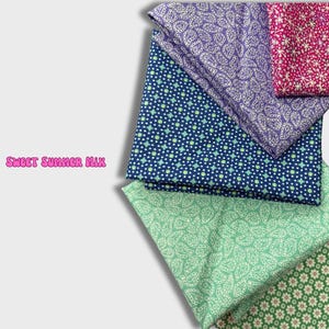 以下が含まれることがあります： ペイズリー、小さな星、花柄など、紫、濃紺、ピンク、ミントグリーン、黄色の様々な模様が施された折り畳まれた布の正方形のコレクション。左側にはピンク色でSweet Summer Mixという文字が印刷されています。
