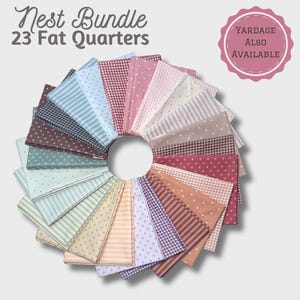 Może przedstawiać: Zestaw 23 kawałków tkaniny typu fat quarter ułożonych w okrągły wachlarz. Kawałki materiału mają różne wzory, w tym paski, kratkę gingham i małe kwiatowe kropki w odcieniach różu, błękitu, zieleni, brązu i kremu. Tekst głosi Nest Bundle 23 Fat Quarters oraz Yardage Also Available.