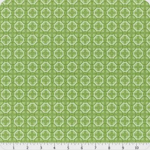 Op de afbeelding: Een groene en witte geometrische patroonstof. Het ontwerp heeft een raster van elkaar kruisende lijnen met witte cirkels op de kruispunten. De achtergrond is een lichtere tint groen, met donkerdere groene lijnen die het raster vormen.