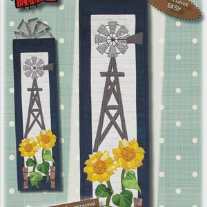 Könnte beinhalten: Ein Stoffmuster mit einem Windmühlen- und Sonnenblumen-Design. Das Kunstwerk zeigt eine Windmühle, Sonnenblumen und einen Zaun, mit dem Text "Windmill & Sunflowers" und den Maßen 15 cm x 56 cm. Der Schwierigkeitsgrad ist "EINFACH".