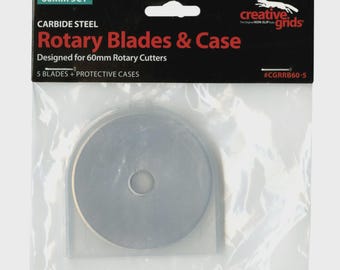 Puede incluir: Un paquete de 5 cuchillas rotativas de acero al carburo y un estuche protector para cortadores rotativos de 60 mm. La tarjeta de encabezado negra muestra el texto 60MM 5CT, CARBIDE STEEL, Rotary Blades & Case, Designed for 60mm Rotary Cutters, 5 BLADES + PROTECTIVE CASES.