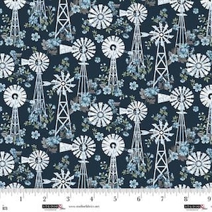 Puede incluir: Tela azul marino oscuro con un patrón repetido de molinos de viento blancos y detalles florales azul claro. Los molinos de viento tienen un diseño detallado y las flores añaden un toque de color. La tela se mide en pulgadas.