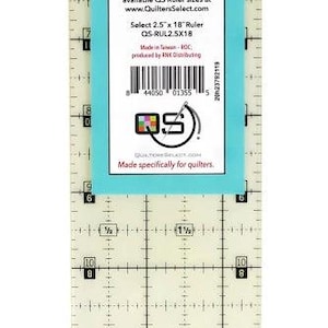 Puede incluir: Una regla de acolchado rectangular transparente con líneas de cuadrícula y medidas negras. La regla mide 6,35 cm x 45,72 cm y tiene un revestimiento antideslizante. Una etiqueta turquesa con detalles del producto está adjunta.