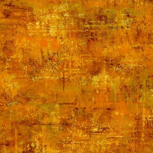 Op de afbeelding: Een vierkant textieloppervlak met een gevlekt, verweerd patroon in tinten diep amber, gebrand oranje en goudgeel. De textuur lijkt gelaagd met horizontale en verticale lineaire markeringen, wat een rustiek en doorleefd uiterlijk creëert.