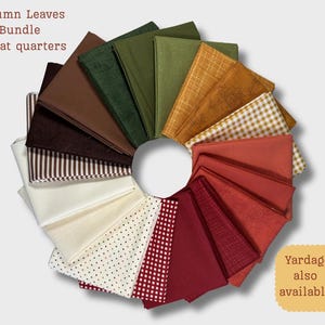 Peut inclure: Un ensemble de 18 coupons de tissu aux couleurs automnales, disposés en cercle. Les tissus présentent diverses textures et motifs, tels que des pois, des rayures et des carreaux, dans des tons de marron, vert, orange et rouge. Le texte indique "Autumn Leaves Bundle".