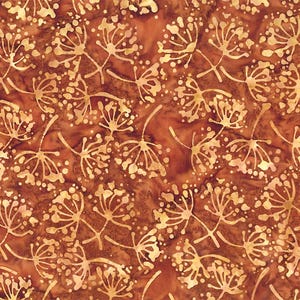Könnte beinhalten: Ein Stoff mit einem sich wiederholenden Muster aus hellbraunen, stilisierten Löwenzahn-Samenköpfen und Stängeln vor einem fleckigen, tief rotbraunen Hintergrund. Das Design zeigt eine Batik-Optik mit variierender Farbsättigung.