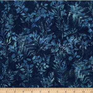 Peut inclure: Tissu bleu foncé avec un motif botanique de feuilles et de fougères dans des tons de bleu. Le motif a un effet aquarelle, créant un aspect texturé. Idéal pour divers projets de couture et d'artisanat.