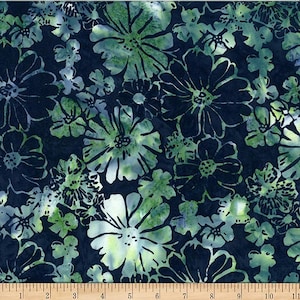 Könnte beinhalten: Dunkelblauer Stoff mit floralem Muster. Große, stilisierte Blumen in Grün und Weiß vor dunklem Hintergrund. Der Stoff eignet sich für Näh- und Bastelprojekte. Das Muster erinnert an ein Batik-Design.