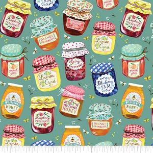 Pode incluir: Um padrão de tecido com vários potes de conservas e mel. Os potes são rotulados com textos como "Raspberry Preserves", "Blueberry Jam" e "Wildflower Honey". Os potes têm tampas coloridas e estão sobre um fundo verde-azulado com abelhas e flores.