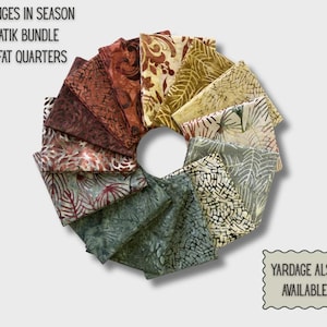 Puede incluir: Una disposición circular de 14 fat quarters de tela batik en varios colores, incluyendo marrón, verde y crema. La tela tiene diseños estampados. El texto en la parte superior dice "CHANGES IN SEASON BATIK BUNDLE 14 FAT QUARTERS".