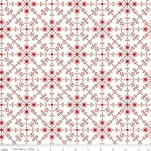 Peut inclure: Un tissu blanc présentant un motif géométrique répétitif de carrés, de points et de lignes en pointillés rouge foncé et rouge clair disposés en grille. Une règle en bas indique une échelle de 30 cm, avec le texte Riley Blake Designs visible.