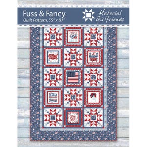 Può includere: Un modello di quilt intitolato "Fuss & Fancy", con dimensioni di 140 cm x 206 cm. Il design presenta quadrati rossi, bianchi e blu con motivi patriottici. Include una bandiera americana e frasi come "Land of Liberty".