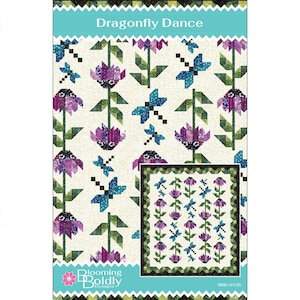 Puede incluir: Un patrón de edredón titulado "Dragonfly Dance" presenta un diseño repetitivo de flores moradas y libélulas azules sobre un fondo crema. El patrón incluye una versión más pequeña y enmarcada del diseño. El logotipo de Blooming Boldly Designs está en la parte inferior.