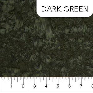 Puede incluir: Tela verde oscuro con un patrón texturizado. Una regla a lo largo del borde inferior muestra medidas en pulgadas. El texto "DARK GREEN" se muestra en un rectángulo blanco en la esquina superior derecha.