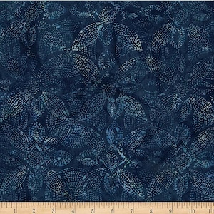 Op de afbeelding: Donkerblauwe stof met een herhalend bloemenpatroon. De bloemen hebben een gedetailleerd, gestippeld ontwerp in een lichter blauw, wat een textuur creëert. Geschikt voor quilt-, naai- of knutselprojecten.