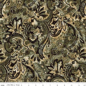 Może przedstawiać: Tkanina z bogatym wzorem paisley w odcieniach oliwkowej zieleni, czerni i beżu. Wzór zawiera wirujące motywy kwiatowe i liściaste, tworząc estetykę vintage lub boho. Tkanina jest mierzona w centymetrach.