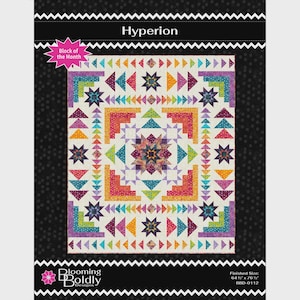 Puede incluir: Un patrón de edredón titulado Hyperion de Blooming Boldly Designs que presenta un motivo de estrella central rodeado de formas geométricas en morado, naranja, verde azulado y verde lima sobre un fondo crema. El tamaño final es 163,8 cm por 194,3 cm.