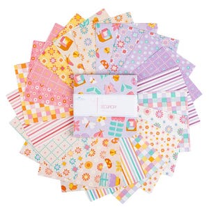 Könnte beinhalten: Eine Sammlung farbenfroher Stoffquadrate, die kreisförmig angeordnet sind. Die Quadrate weisen verschiedene Muster auf, darunter Blumen-, geometrische und gestreifte Designs in Rosa, Gelb, Lila und Grün. Der Text "PATCHWORK" ist auf einem Etikett zu sehen.