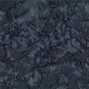 Puede incluir: Tela de color verde azulado oscuro con un patrón veteado de estilo batik. La tela tiene un aspecto texturizado con formas orgánicas arremolinadas en diferentes tonos de verde azulado y gris. El efecto general es un diseño abstracto y fluido.