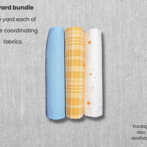 Puede incluir: Un paquete de tres telas coordinadas, cada una enrollada. Una es azul claro con un estampado de puntos, otra es a cuadros amarillos y la tercera es blanca con pequeñas estrellas naranjas. El texto dice "3 yard bundle" y "One yard each of three coordinating fabrics."
