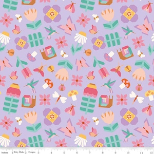以下が含まれることがあります： ピンク、紫、緑、オレンジの色合いで、様式化された花、蝶、ハチドリ、キノコを特徴とするカラフルな生地パターン。デザインにはインチの測定値を持つ定規が含まれています。