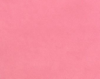 Puede incluir: Un objeto rectangular rosa sólido con esquinas redondeadas. La superficie tiene una apariencia ligeramente texturizada, y el color es un rosa medio vibrante. El objeto parece ser una alfombra o una almohadilla.