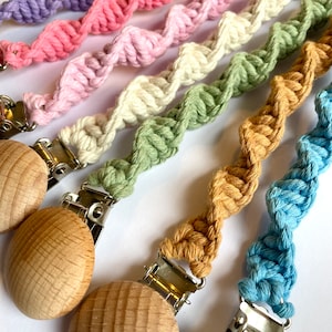 Macrame dummy clip / macrame pacifier dummy clip / baby dummy clip / baby pacifier clip / handmade macrame dummy clip