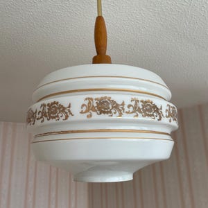 Lámpara de techo vintage de teca con plantilla dorada y cristal, de la década de 1960.