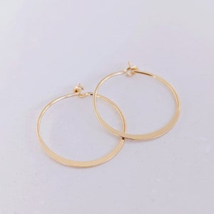 Flache Gold Creole verschiedene Größen 14K Gold Filled Wasserfest Minimalistische Creole Line Hoop Bild 3