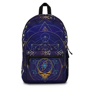 Może przedstawiać: Niebieski plecak z geometrycznym wzorem i czaszką z błyskawicą w środku. Wzór jest w kolorze złotym i białym.