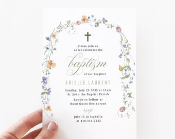 Plantilla de invitación de bautizo con flores silvestres / Invitación verde con arco floral / Cruz religiosa para bautizo / Archivo floral de descarga instantánea (CANVA V2)