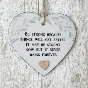 Uplifting and inspirational Be Strong Gift Heart Wooden Sign Plaque