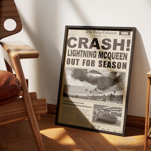 Può includere: Un titolo di giornale in bianco e nero che annuncia che Saetta McQueen è fuori per la stagione a causa di un incidente. Il titolo recita "CRASH! Saetta McQueen Fuori Per La Stagione". Viene mostrata una foto di un'auto da corsa che si schianta in pista.